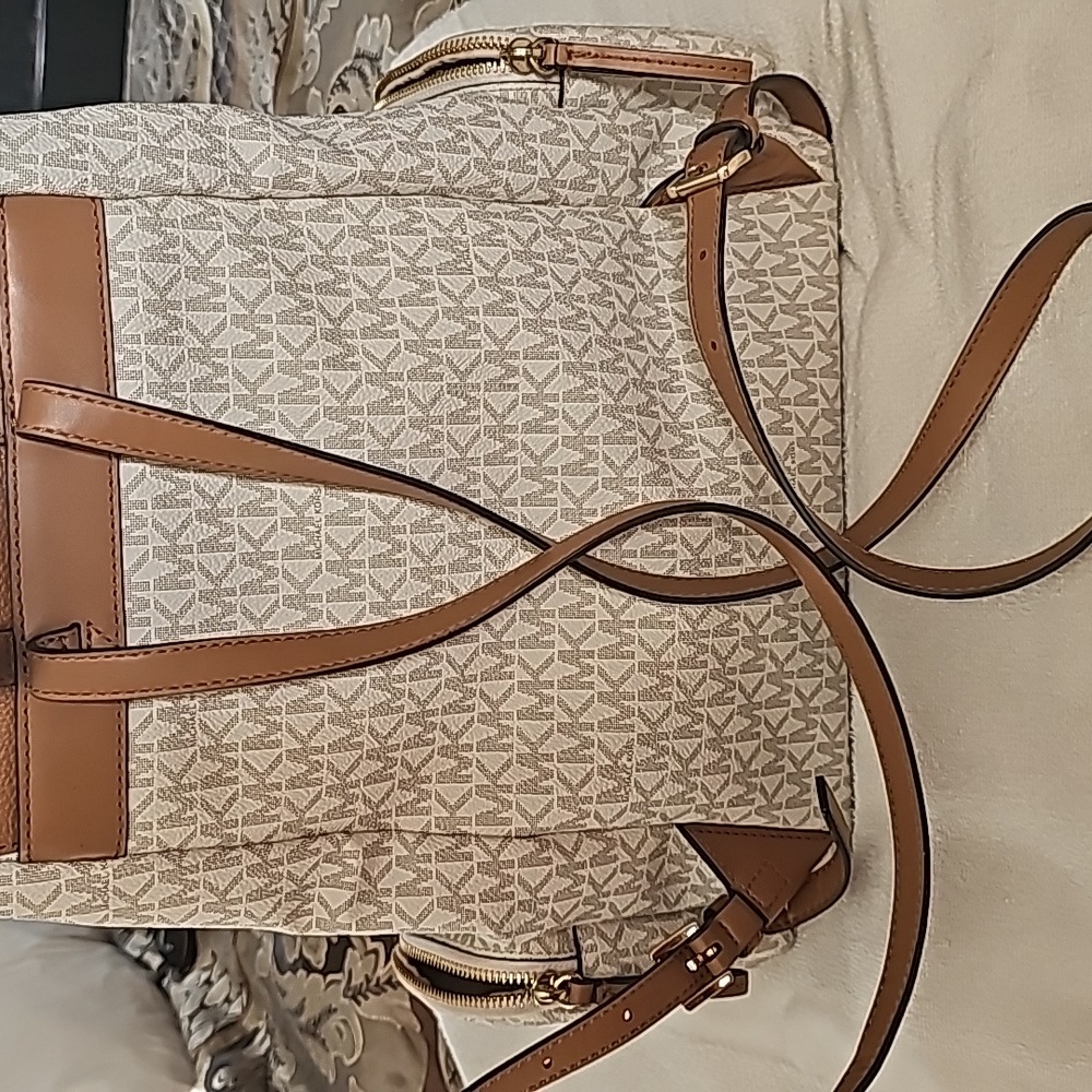 Large back pack - Picture 2 of 9